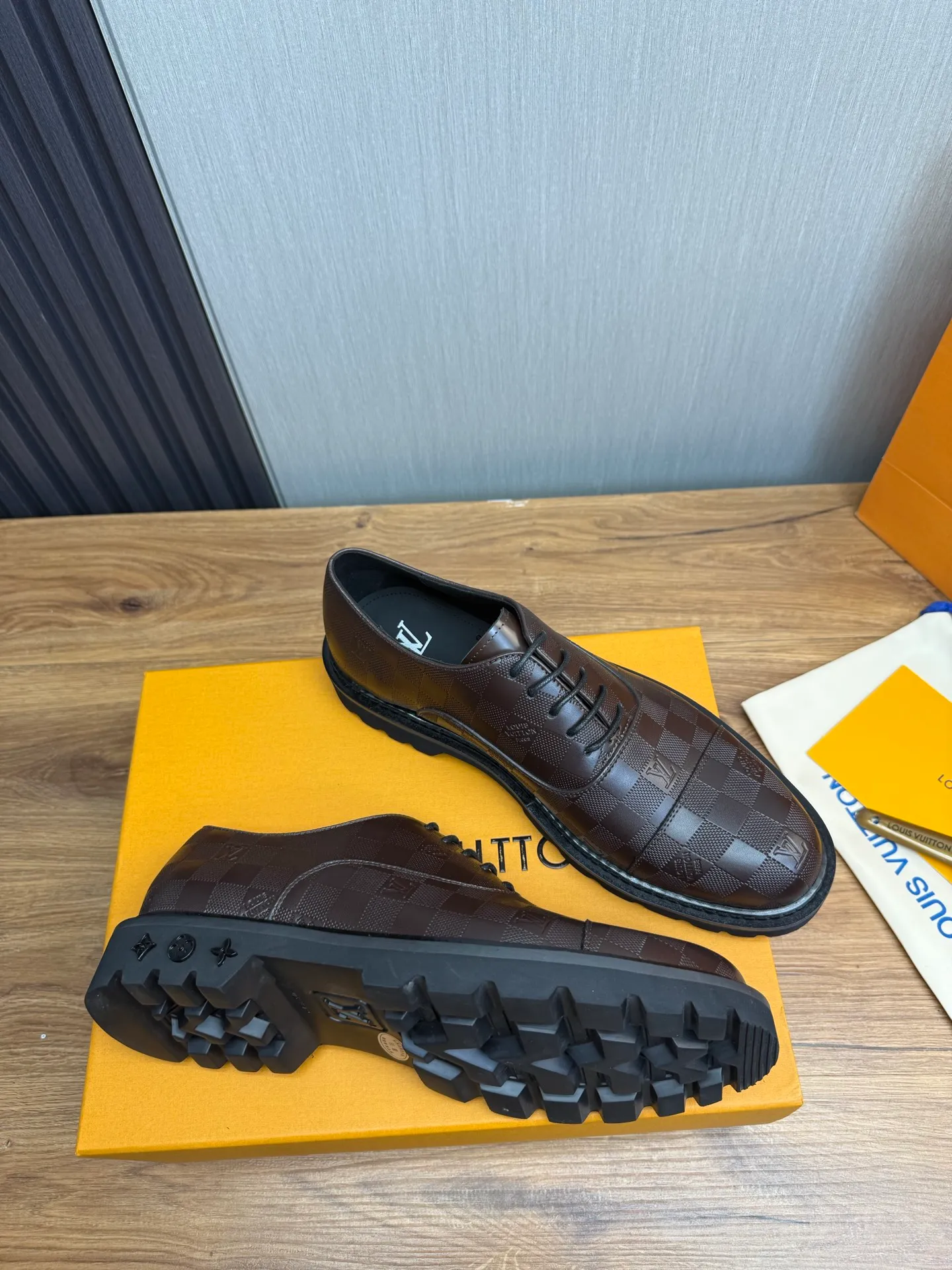Men's shoes 💰900💰 LV. Men's casual lace-up leather shoes, the latest hot style 🔥 1:1 original purchase quality, top quality goods ⬆️The upper is imported open-edge beaded cowhide, cowhide, and cow suede. The hand-made three-dimensional stitching highlights the round toe design. The inner foot pads are all imported cowhide, with the original wear-resistant foam outsole, matching code 39-44, (38, 45 custom-made, non-refundable)